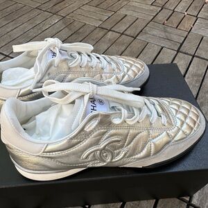 Chanel2024 Interlocking CC Logo Sneakers Silver 36.5